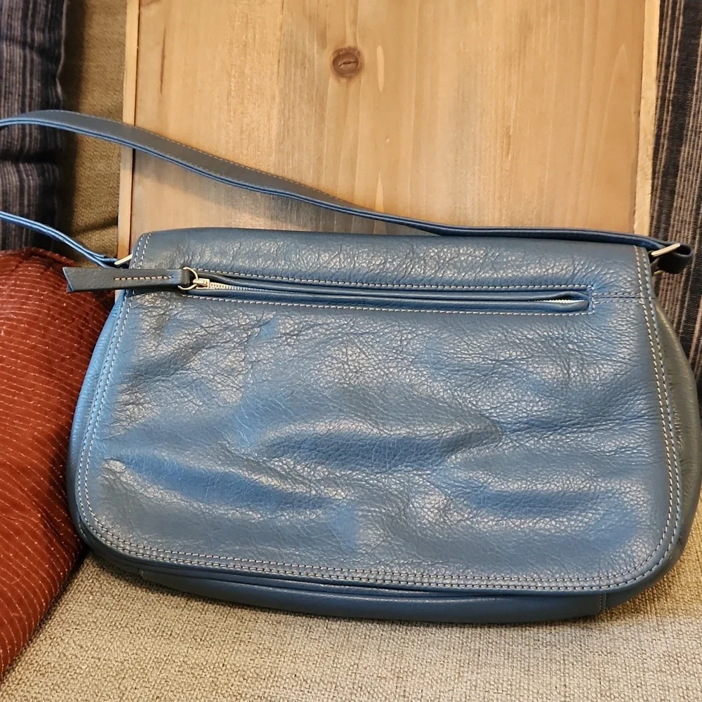 Liz Claiborne Purse RN70272/CA16396 - Picture 1 of 9